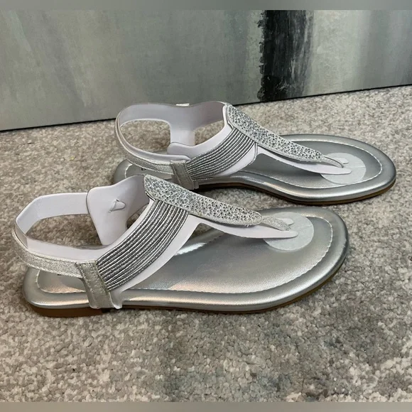 Bandolino Kayte 2 Silver Rhinestone Thong Sandals - Size 6.5 (NIB) - Picture 3 of 12